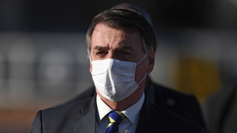 Le président brésilien Jair Bolsonaro arrive à la cérémonie de levée du drapeau avant une réunion ministérielle au palais Alvorada à Brasilia, le 12 mai 2020. (Evaristo Sa/AFP via Getty Images)