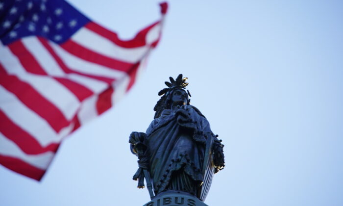 Le drapeau américain qui a flotté en l'honneur de la Journée mondiale du Falun Dafa devant le Capitole à Washington le 13 mai 2020. (York Du/The Epoch Times)