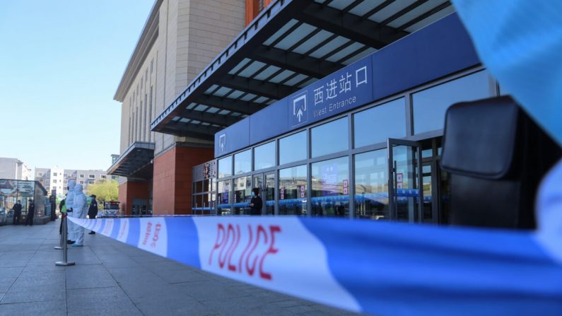 La police a fermé la gare de la ville de Jilin, en Chine, le 13 mai 2020. (STR/AFP via Getty Images) 