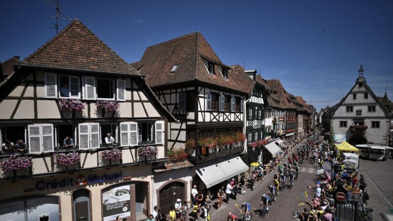 Les cyclistes du peloton se déplacent lors de la cinquième étape de la 106e édition du Tour de France entre Saint-Die-des-Vosges et Colmar, à Obernai, dans l'est de la France, le 10 juillet 2019. (Marco Bertorello/AFP via Getty Images)