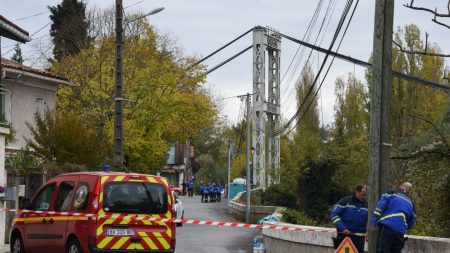 Accident de poids lourd impressionnant à Astet, la cabine suspendue dans le vide