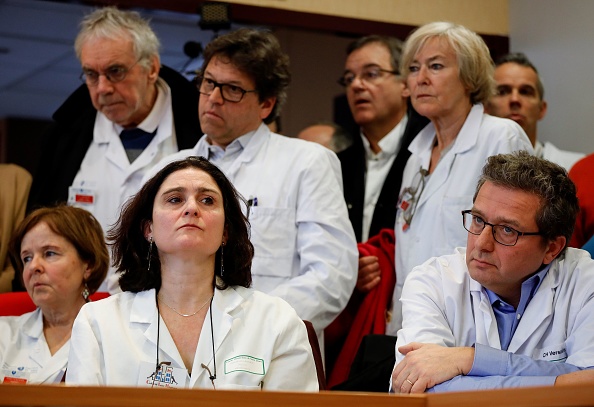 Agnes Hartemann, Joelle Laugier, Philippe Rousselot et d'autres membres du "CIH - Collectif Inter Hopitaux". (Photo : THOMAS SAMSON/AFP via Getty Images)