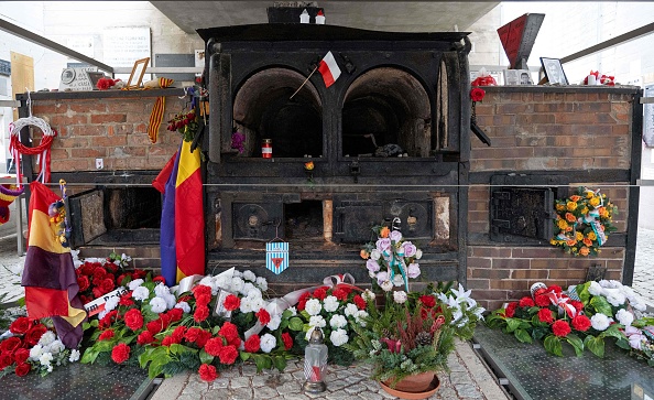 -Le 20 janvier 2020 dans le village autrichien de Langenstein des fleurs sont exposées devant un ancien crématorium, sur le site de l'ancien camp de concentration de Gusen. Photo par JOE KLAMAR / AFP via Getty Images.