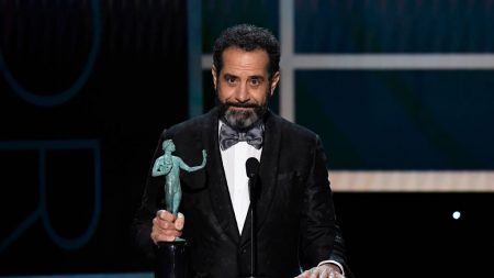 Tony Shalhoub, l’acteur de «Monk», contaminé au coronavirus fait une vidéo parodique de sa quarantaine