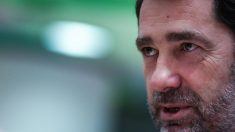 Christophe Castaner oublie les gestes barrières le temps d’une photo : Beauvau admet « une erreur »