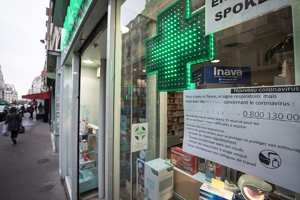 Les pharmaciens crient au scandale concernant le fait que les grandes surfaces sont autorisées à vendre des masques à partir du 4 mai. (JOEL SAGET/AFP via Getty Images)