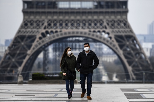 Un couple pendant le confinement. (CHRISTOPHE ARCHAMBAULT/AFP via Getty Images)