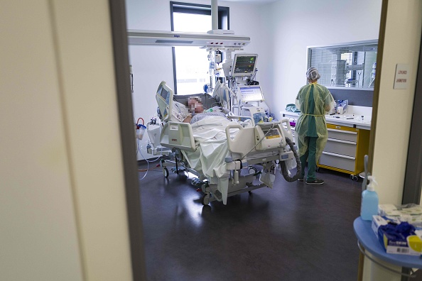 Image d'illustration : un patient positif au nouveau coronavirus à l'hôpital Louis Pasteur de Colmar. (SEBASTIEN BOZON/AFP via Getty Images)