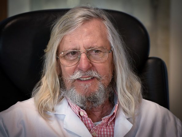 Le professeur Didier Raoult, biologiste et professeur de microbiologie, spécialisé dans les maladies infectieuses et directeur de l'Institut d'Infection IHU Méditerranée à Marseille. (Photo : GERARD JULIEN/AFP via Getty Images)