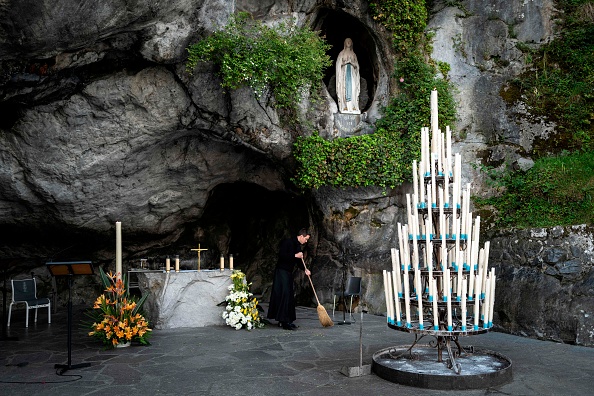 -A lourdes, les prêtres ont relayé les prières sur la chaîne de télévision du sanctuaire dont le public a grimpé en flèche depuis le début de la pandémie. Photo par LIONEL BONAVENTURE / AFP via Getty Images.