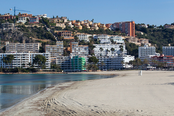 Illustration- La plage vide de Santa Ponca à Calvia prise le 12 avril 2020, lors d'un verrouillage national, mais, l’Espagne souhaite recevoir des touristes prochainement. Photo par JAIME REINA / AFP via Getty Images.