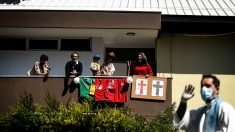 Un curé portugais fait sa procession de Pâques dans une décapotable