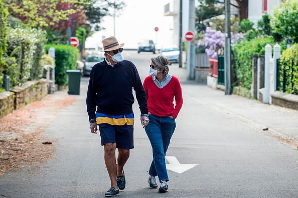 Image d'illustration : un couple portant des masques à La Baule. (SEBASTIEN SALOM-GOMIS/AFP via Getty Images)