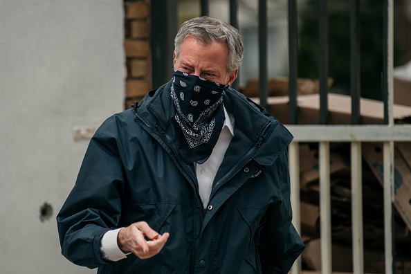 Le maire de New York, Bill de Blasio, porte un bandana sur le visage lors d'une allocution à Brooklyn, le 14 avril 2020 à New York.(Photo : Scott Heins/Getty Images)