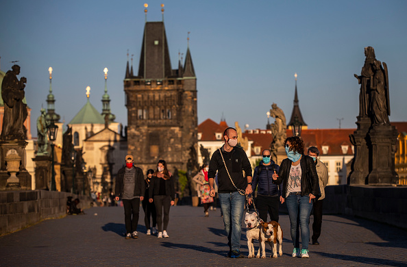 Les gens avec les masques de protection sur le pont Charles le 20 avril 2020 à Prague, Tchéquie. (Photo : Gabriel Kuchta/Getty Images)