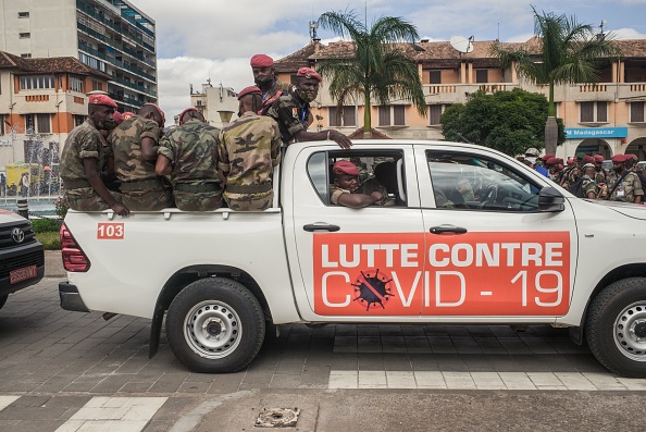 -Des soldats de l'armée malgache ont été vus sur la place en face de la mairie d'Antananarivo, le 22 avril 2020, pour recevoir des stocks d'une tisane locale, présentée par le président Andry Rajoelina comme un puissant remède contre le Coronavirus COVID-19, à remettre aux résidents. Photo de RIJASOLO / AFP via Getty Images.