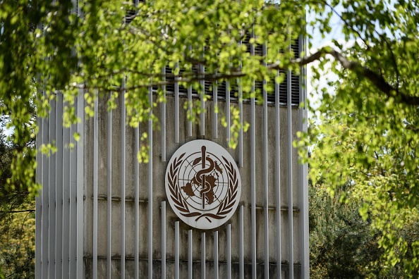 -Le sigle de l'Organisation mondiale de la santé (OMS) à Genève le 24 avril 2020, le Burundi expulse l’équipe de l’OMS de son territoire. Photo de Fabrice COFFRINI / AFP via Getty Images.