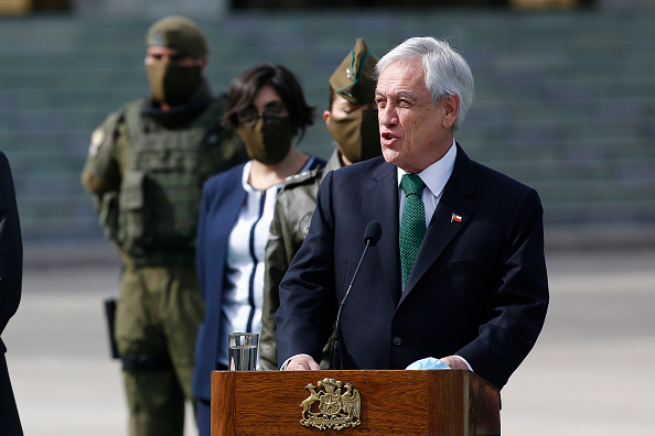 Le président du Chili, Sebastián Piñera, prononce un discours lors d'un événement pour commémorer le 93e anniversaire de la police chilienne connue sous le nom de    Carabineros at Escuela de Oficiales de Carabineros, le 27 avril 2020 à Santiago, Chili.   (Photo : Marcelo Hernandez/Getty Images)