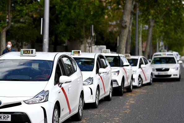 -Dans les rues désertes de Madrid où les clients payants sont rares, les chauffeurs de taxi dirigent les médecins de maison en maison ou qui emmènent les malades à l'hôpital. Photo de Gabriel BOUYS / AFP via Getty Images.