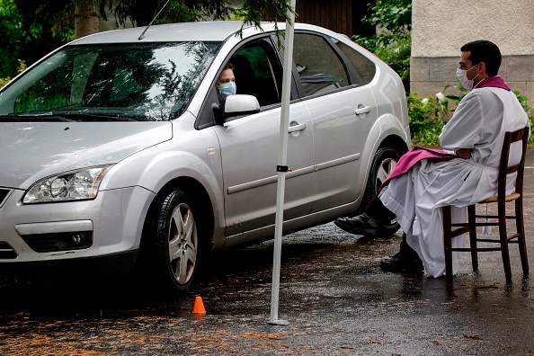 Le drive mis en place par l'église Sainte-Jeanne-d'Arc à Limoges permet de se confesser malgré les mesures sanitaires. (PASCAL LACHENAUD / AFP) (Photo by PASCAL LACHENAUD/AFP via Getty Images)