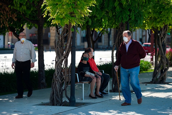 "A partir de lundi, quiconque utilisera les transports publics sera obligé de porter un masque", a déclaré le chef du gouvernement Pedro Sanchez lors d'une allocution télévisée.(Photo  : CRISTINA QUICLER/AFP via Getty Images)