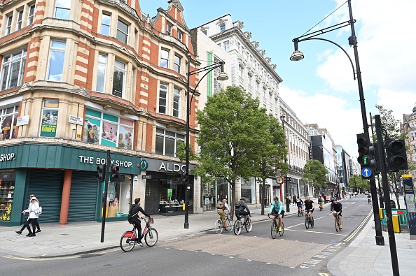 Les gens font du vélo sur Oxford Street à Londres le 2 mai 2020, alors que la vie se poursuit pendant le confinement à l'échelle nationale en raison de la pandémie du virus du PCC. (Photo : JUSTIN TALLIS/AFP via Getty Images)