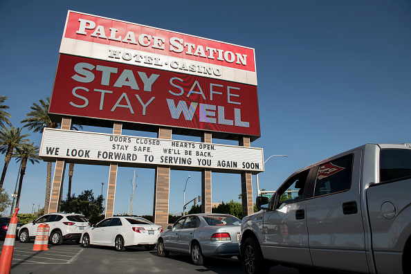 -Les gens attendent dans leurs voitures pour les dons de nourriture devant l'hôtel et le casino Palace Station le 7 mai 2020 à Las Vegas, Nevada. Le site est l'un des 20 hubs de Las Vegas gérés par Three Square, qui s'approvisionne en nourriture auprès des programmes du gouvernement fédéral, ainsi que des donateurs et des vendeurs locaux. Photo de BRIDGET BENNETT / AFP via Getty Images.