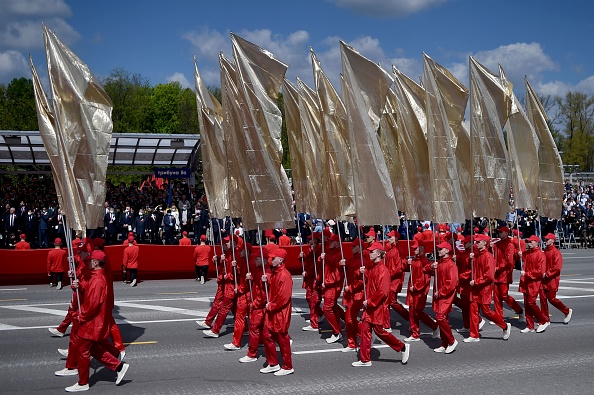 -Les artistes interprètes ou exécutants participent à un défilé militaire pour marquer le 75e anniversaire de la victoire de l'Union soviétique sur l'Allemagne nazie dans la Seconde Guerre mondiale, à Minsk le 9 mai 2020. Photo de SERGEI GAPON / AFP via Getty Images.