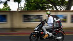 « Tombés du ciel »: des volontaires livrent à manger aux seniors de Caracas