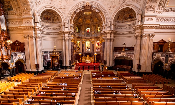 -La cathédrale protestante de la capitale allemande a rouvert ses portes le dimanche 10 mai 2020 pour les fidèles après avoir été en ligne pendant deux mois seulement, en raison de restrictions et de règles de distanciation sociale mises en place pour limiter la propagation du virus. Photo par Odd ANDERSEN / AFP via Getty Images.