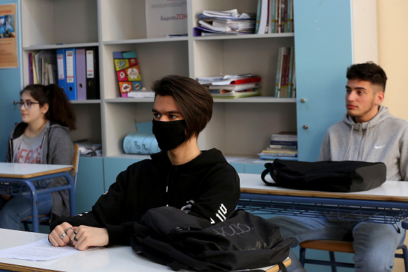 -Les élèves de dernière année suivent un cours dans une salle de classe d'un lycée d'Athènes le 11 mai 2020. Photo ORESTIS PANAGIOTOU / AFP via Getty Images.