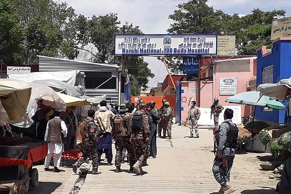 -Des agents de sécurité afghans arrivent sur le site d'une attaque à l'extérieur d'un hôpital de Kaboul le 12 mai 2020. Photo par STR / AFP via Getty Images.