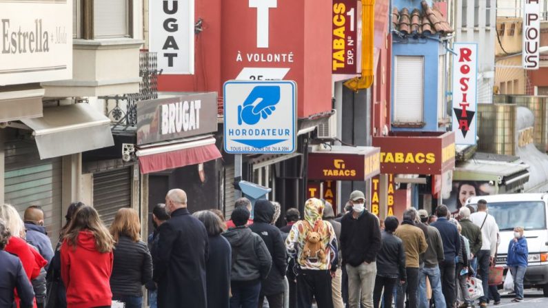 Le 12 mai 2020, les gens font la queue devant un bureau de tabac du côté espagnol de la ville frontalière française du Perthus. (Photo by RAYMOND ROIG/AFP via Getty Images)