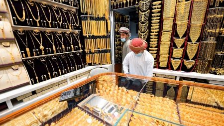 Robes, lunettes et couronnes: le souk de l’or de Dubaï brille à nouveau