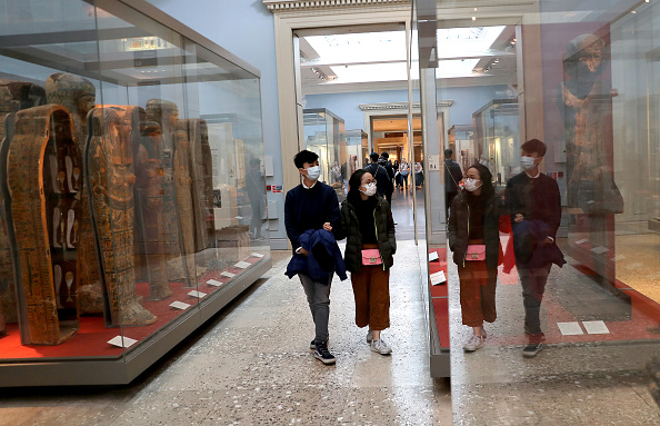 -Illustration- Des centaines objets suspects trouvés début juillet 2019 au cours d'un contrôle à l'aéroport d'Heathrow à Londres, analysés par des experts du musée londonien. Photo de Chris Jackson / Getty Images.