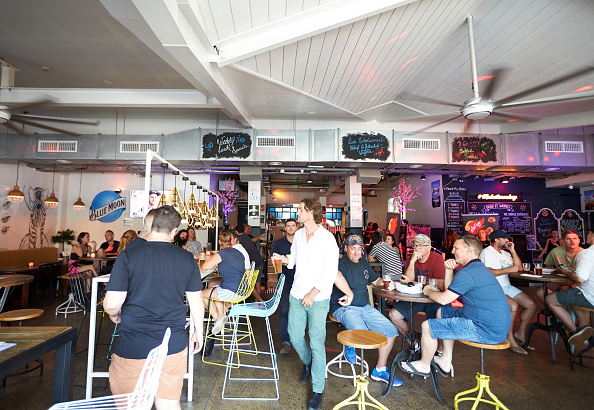 -Les gens mangent et boivent, assis à la brasserie Six Tanks sur Mitchell St le 15 mai 2020 à Darwin, en Australie. Photo de Shane Eecen / Getty Images.