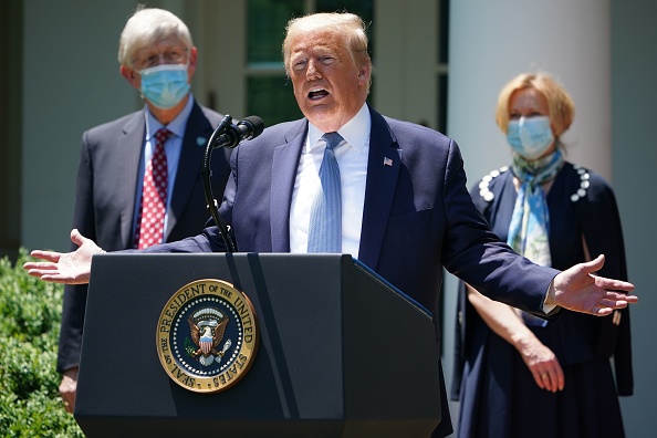 -Le président américain Donald Trump, avec le directeur National des Instituts de la santé, le Dr Francis Collins et la coordinatrice du groupe de travail sur le coronavirus de la Maison Blanche, Deborah Birx, répond aux questions de la presse le 15 mai 2020, dans la Rose Jardin de la Maison Blanche à Washington, DC. Photo par MANDEL NGAN / AFP via Getty Images.