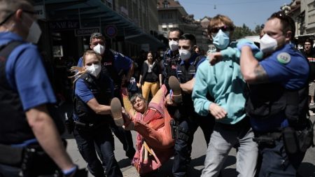 La police suisse disperse des manifestants anti-restrictions à Berne