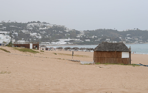 -Les Tunisiens passent du temps sur la plage de La Marsa, à la périphérie de la capitale Tunis le 16 mai 2020. Photo de Fethi Belaid / AFP via Getty Images.