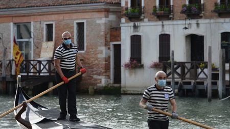 Les gondoles de retour sur les canaux de Venise, en attendant les touristes