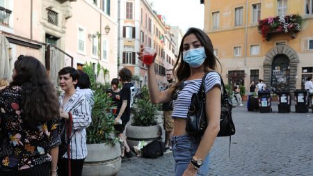 En Italie, l’apéro de retour en terrasse, le Premier ministre s’inquiète