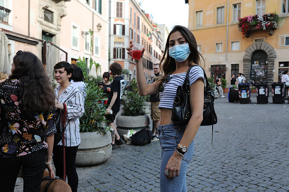 -Un résident profite du rituel de l'apéritif en plein air dans un bar après plus de deux mois de fermeture le 18 mai 2020 à Rome, en Italie. Les musées, restaurants, bars, cafés, coiffeurs et autres magasins ont rouvert leurs portes. Photo de Marco Di Lauro / Getty Images.