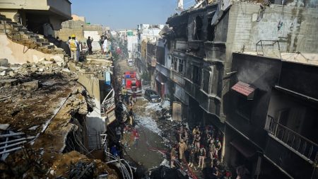 Pakistan: un Airbus A320 s’écrase à Karachi, au moins 97 morts