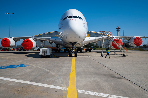 L'avion A380, dont les coûts de développement ont représenté plus de 18 milliards de dollars, était vendu 445,6 millions de dollars au prix catalogue 2018, le dernier publié par Airbus. (Photo : Thomas Lohnes/Getty Images)