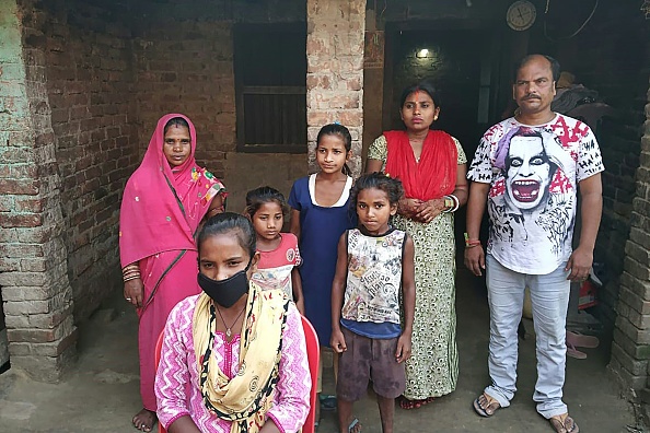 Jyoti Kumari (au premier plan) et son père (à droite) son arrivés à destination le 16 mai dernier. (Photo by STR / AFP/via Getty Images)