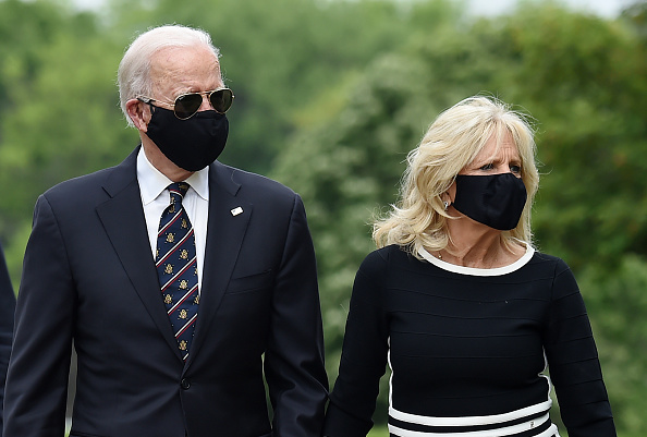 Le candidat démocrate à la présidentielle Joe Biden et son épouse Jill Biden quittent le Delaware Memorial Bridge Veteran's Memorial Park après avoir rendu hommage aux militaires décédés à Newcastle, Delaware, le 25 mai 2020. (Photo : OLIVIER DOULIERY/AFP via Getty Images)