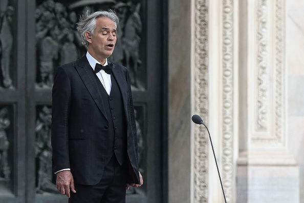 -Le ténor et chanteur d'opéra italien Andrea Bocelli chante lors d'une répétition sur une place déserte dans le centre de Milan, avant une représentation en soirée sans public pour le monde blessé par la pandémie. Le 12 avril 2020. Le célèbre ténor italien Andrea Bocelli a déclaré le 26 mai 2020 qu'il avait été contaminé début mars par une forme douce de la maladie. Photo de Piero Cruciatti / AFP via Getty Images.