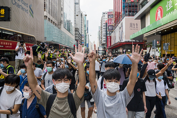 -Des manifestants de Hong Kong se rassemblent contre la loi chinoise sur la sécurité nationale dans le district de Mongkok le 27 mai 2020 à Hong Kong, Chine. photo de Billy HC Kwok / Getty Images.