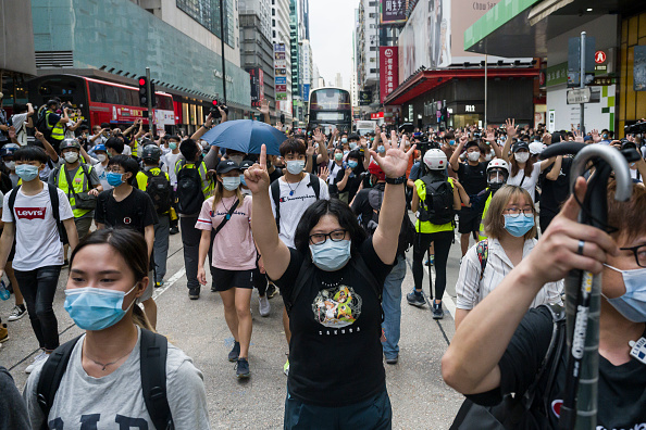 Des manifestants de Hong Kong se rassemblent contre la loi chinoise sur la sécurité nationale dans le district de Mongkok le 27 mai 2020 à Hong Kong, Chine. (Photo : Billy H.C. Kwok/Getty Images)