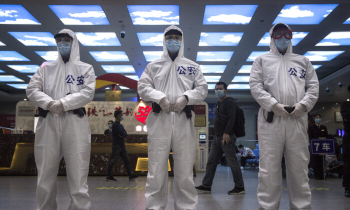 La police monte la garde dans la gare de Wuhan, en Chine, le 7 avril 2020. (Getty Images)